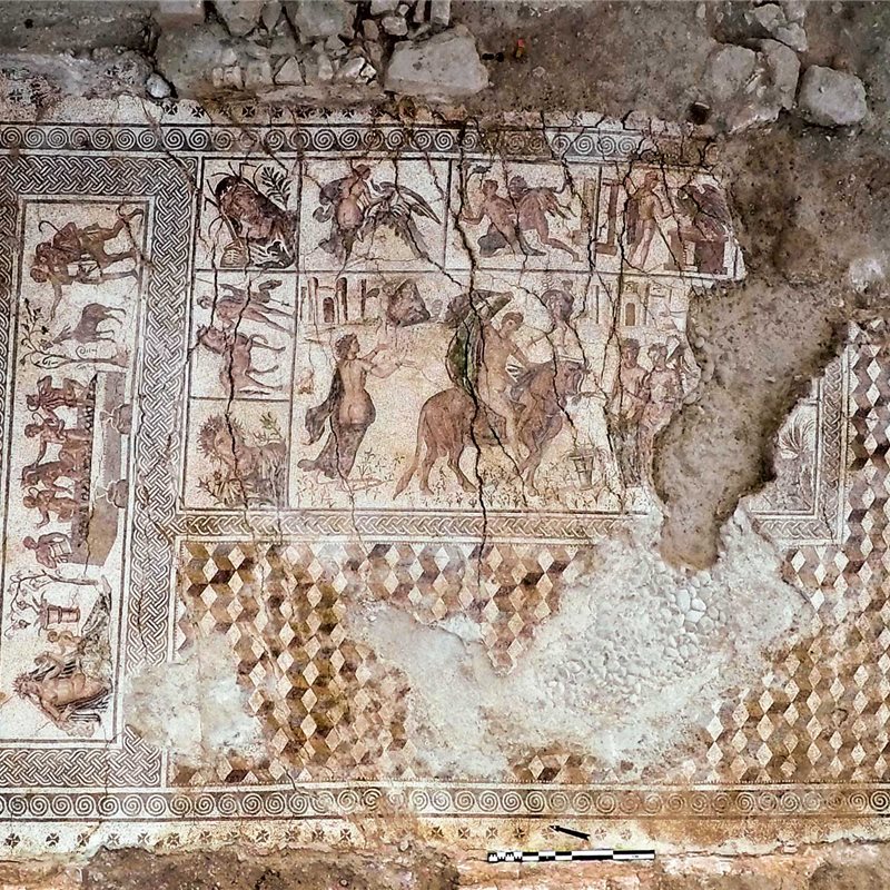 Descubren un espléndido mosaico romano en Écija  