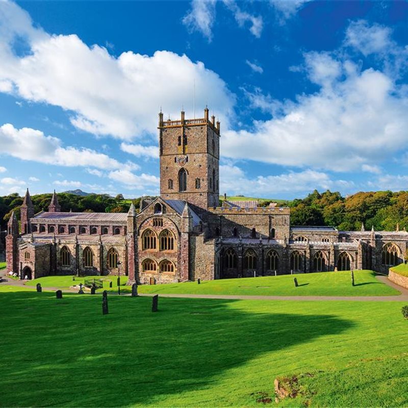 Gales, ruta entre castillos y abadías medievales