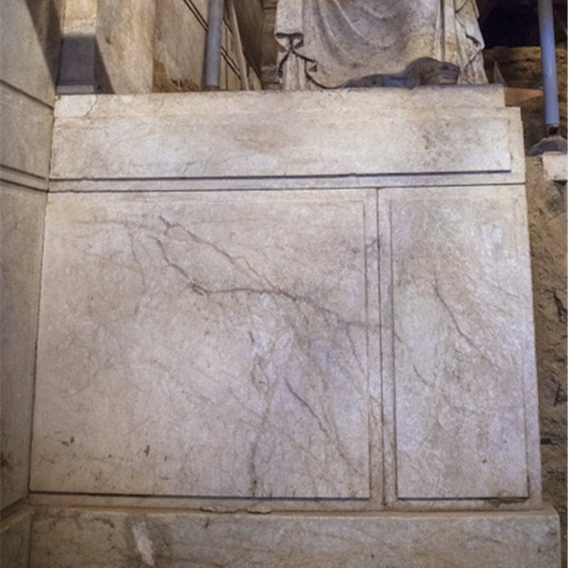 Las cariátides de Anfípolis se asientan sobre enormes pedestales
