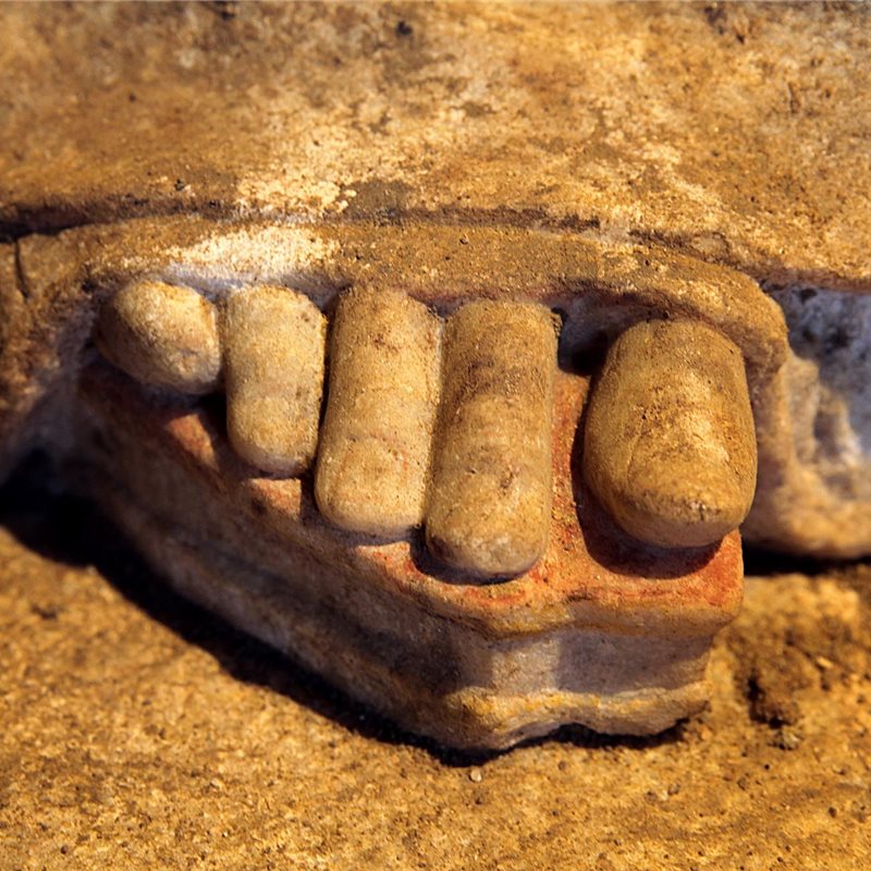 Las cariátides de Anfípolis muestran sus pies