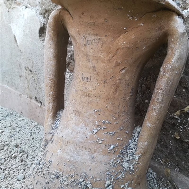 Excavan un depósito de ánforas intactas en la Schola Armaturarum de Pompeya