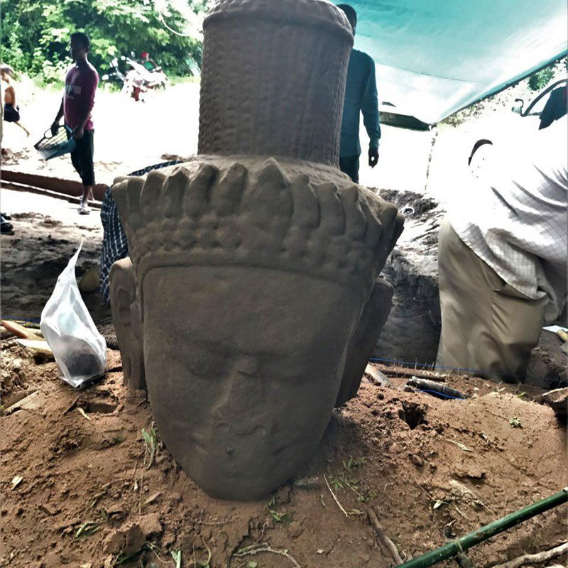 Excavan una antigua estatua junto a los templos de Angkor
