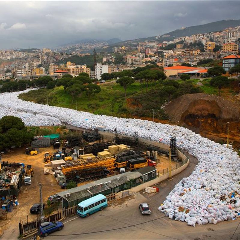 Un río de basura serpentea por Beirut