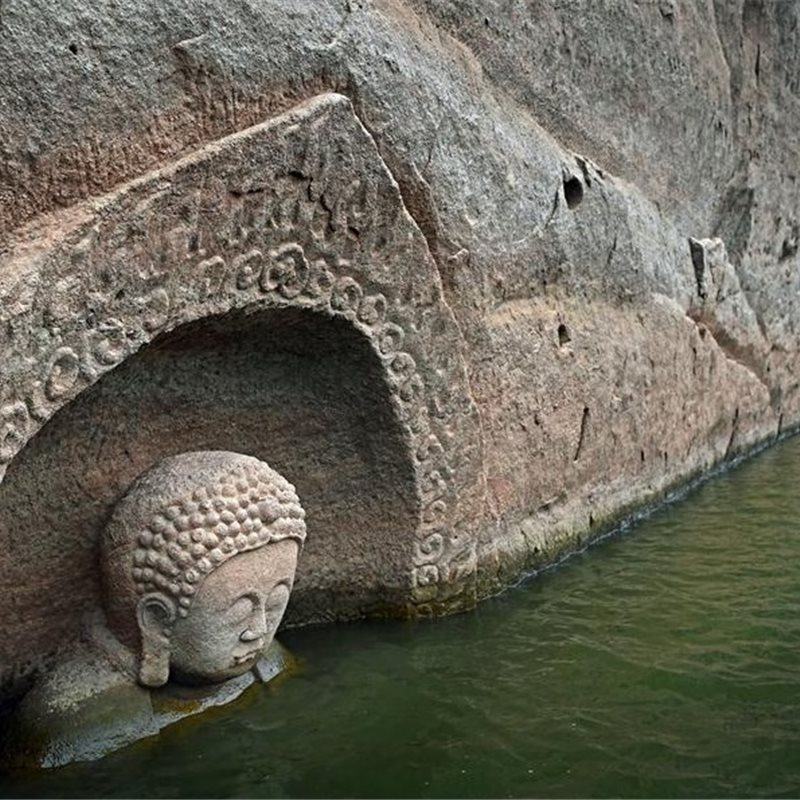 Una estatua de Buda de la dinastía Ming sale a la luz en un pantano de China