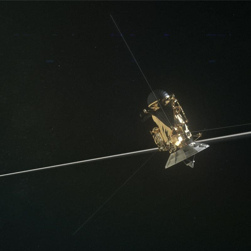 Cassini detecta "un gran vacío" al pasar entre Saturno y sus anillos