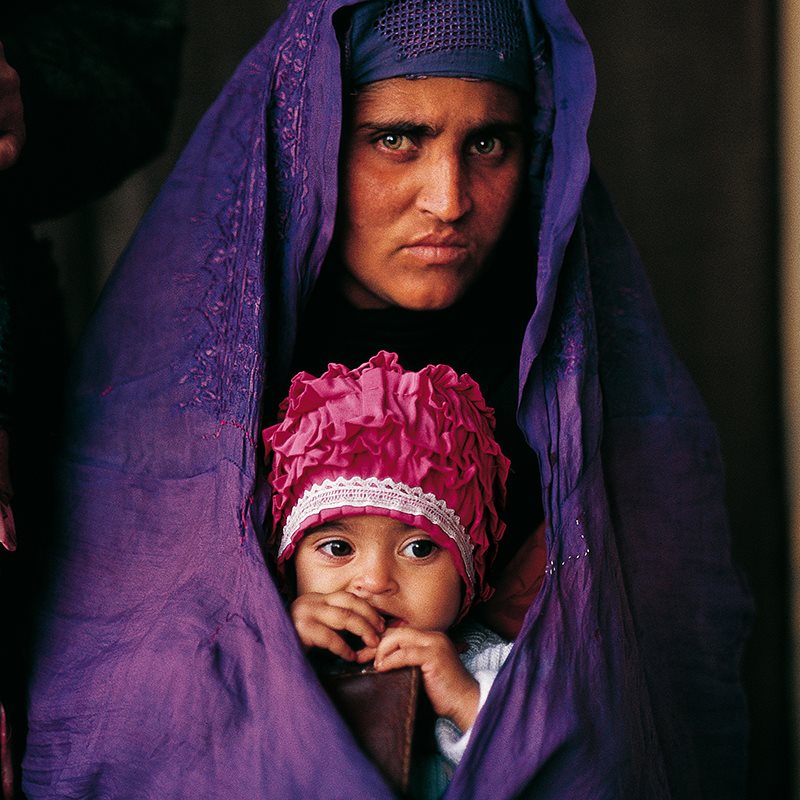 La vida de la niña afgana, la refugiada más famosa del mundo
