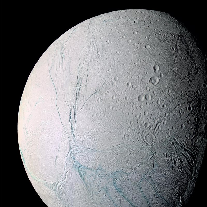 Encélado se volteó en el pasado remoto posiblemente por el impacto de un asteroide