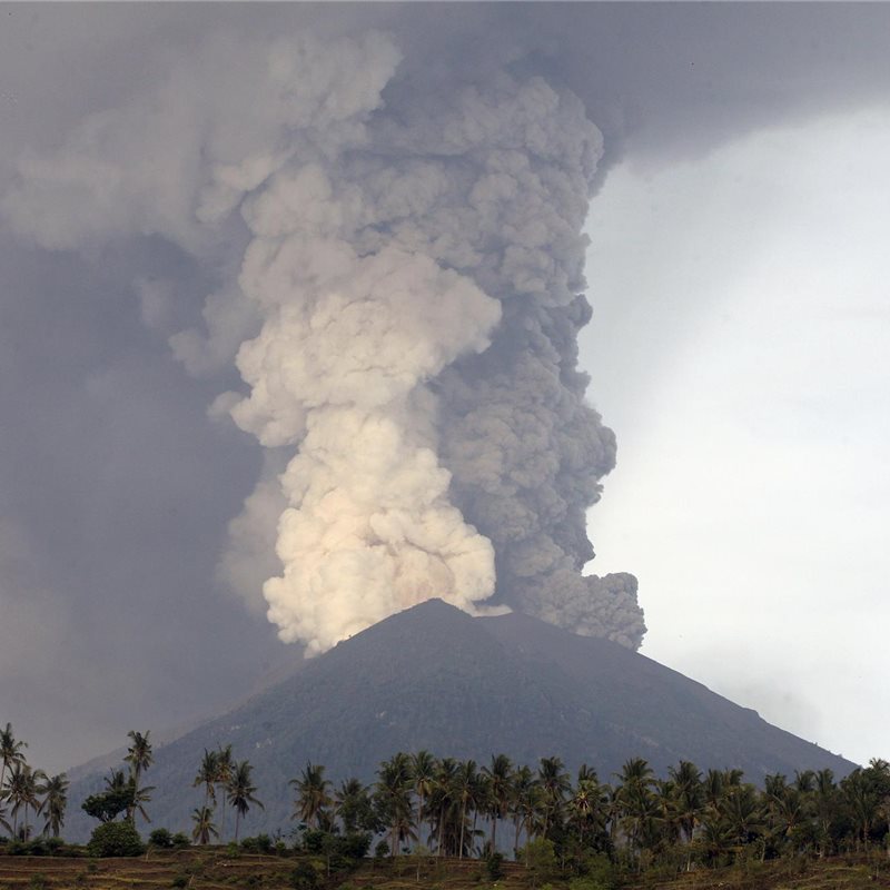 Riesgo de erupción volcánica en el monte Agung de la isla de Bali