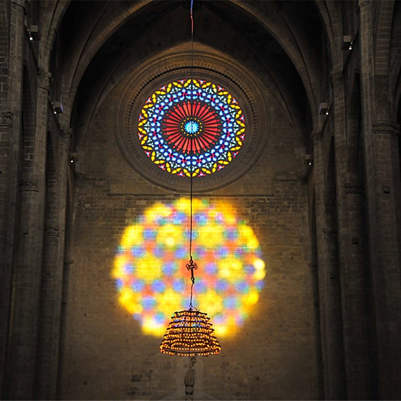 El "Espectáculo del Ocho" llena de magia la Catedral de Mallorca