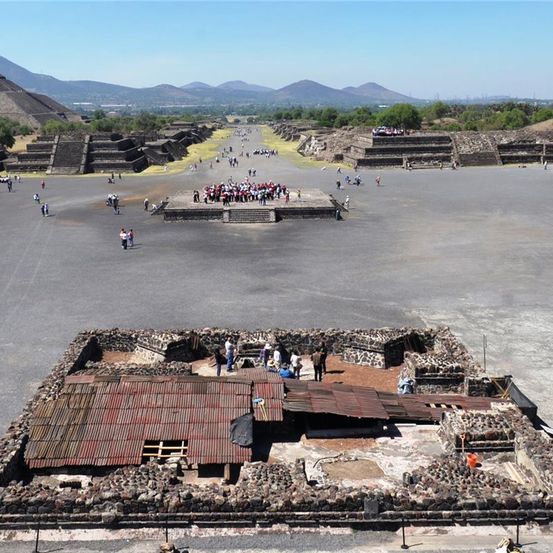 Descubren hoyos, estelas y conductos en la Plaza de la Luna de Teotihuacán