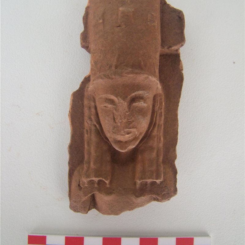 2 depósitos excavados en Creta contenían figurillas votivas zoomorfas y femeninas