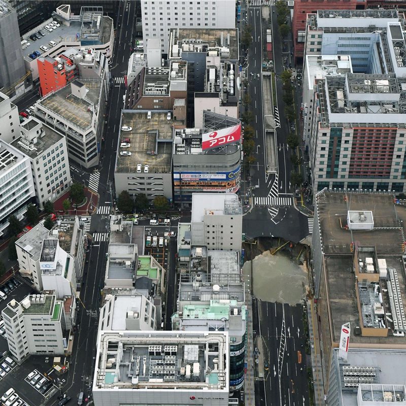 Un enorme socavón devora un cruce en una ciudad japonesa