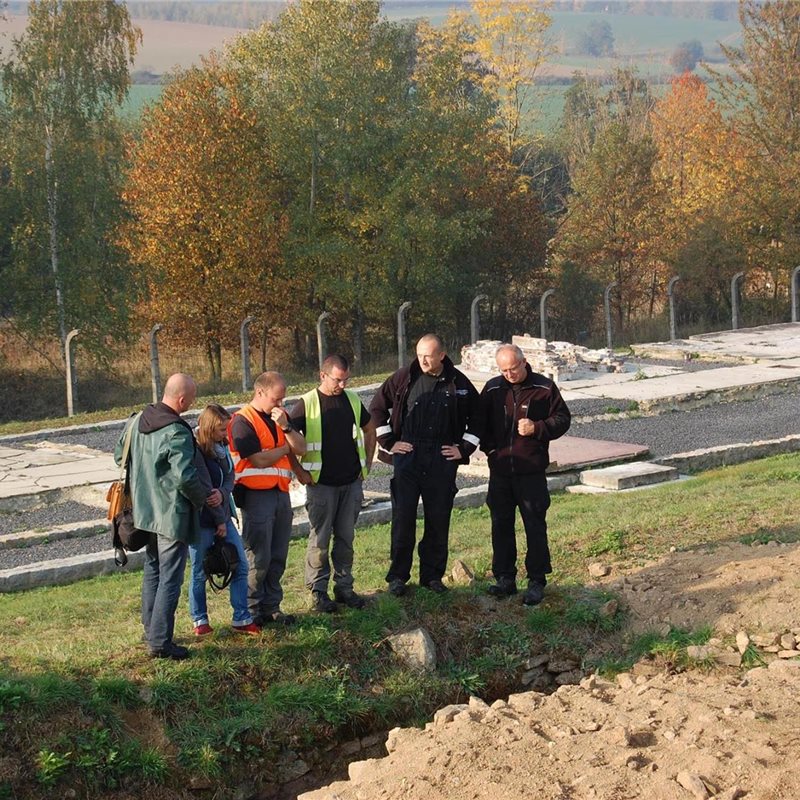 Excavan una fosa común en el antiguo campo de concentración de Gross-Rosen, en Polonia