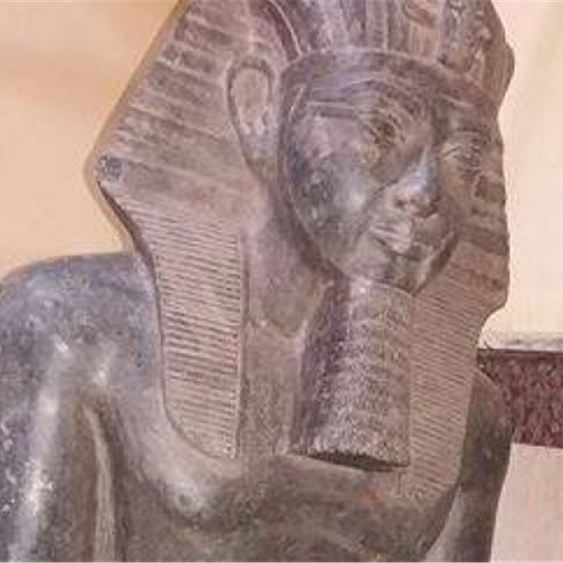 Encuentran de imprevisto una estatua de Amenhotep III