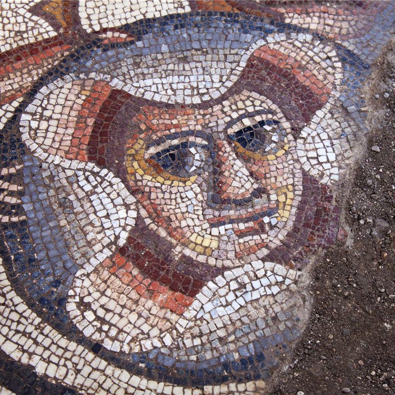 Excavan unos mosaicos deslumbrantes en una antigua sinagoga de Israel