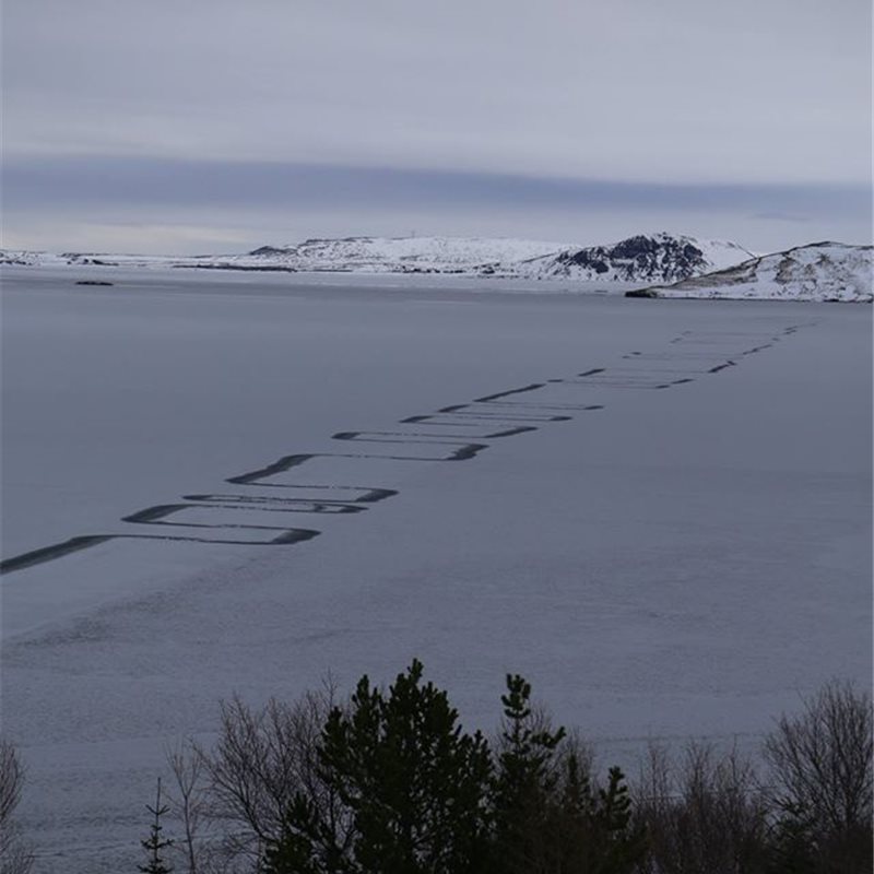 Aparece una extraña línea en zigzag en un lago de Islandia