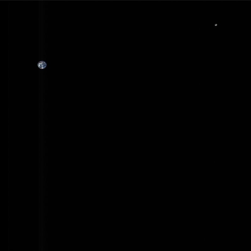 Una imagen que invita a reflexionar: la Tierra y la Luna en mitad del cosmos