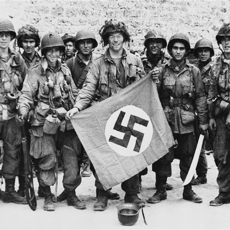 Paracaidistas aliados con una bandera nazi
