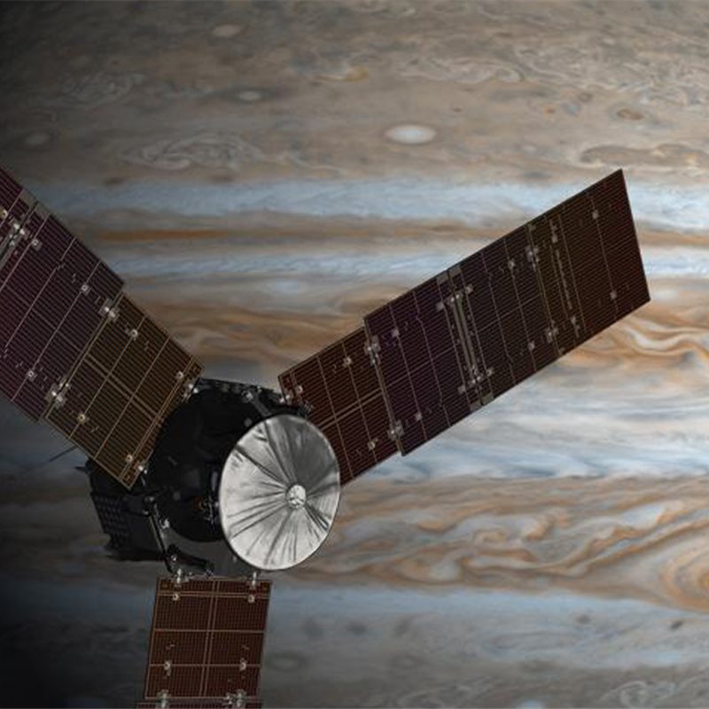 Juno realiza con éxito la maniobra de inserción orbital en Júpiter
