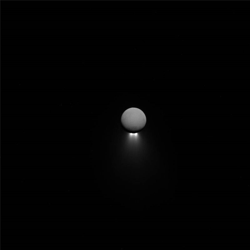 La luz solar resalta los géiseres de Encélado