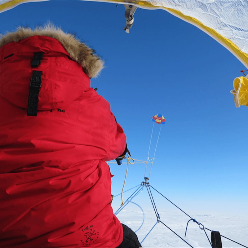 Una expedición científica por un desierto de hielo y sobre un trineo eólico