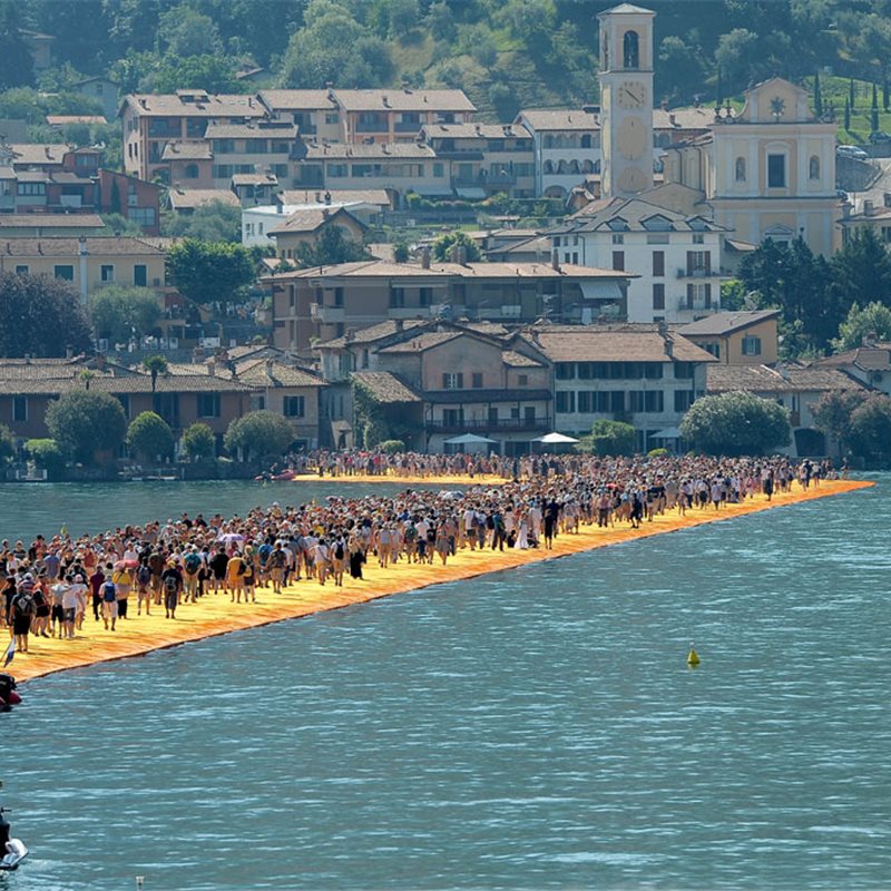 Caminar sobre el agua es posible en el lago Iseo, Italia