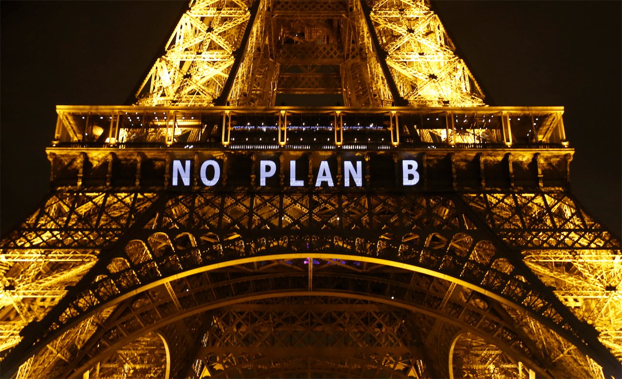 El eslogan " No hay plan B",  luce en la Torre Eiffel con motivo de la pasada cumbre de París sobre el clima