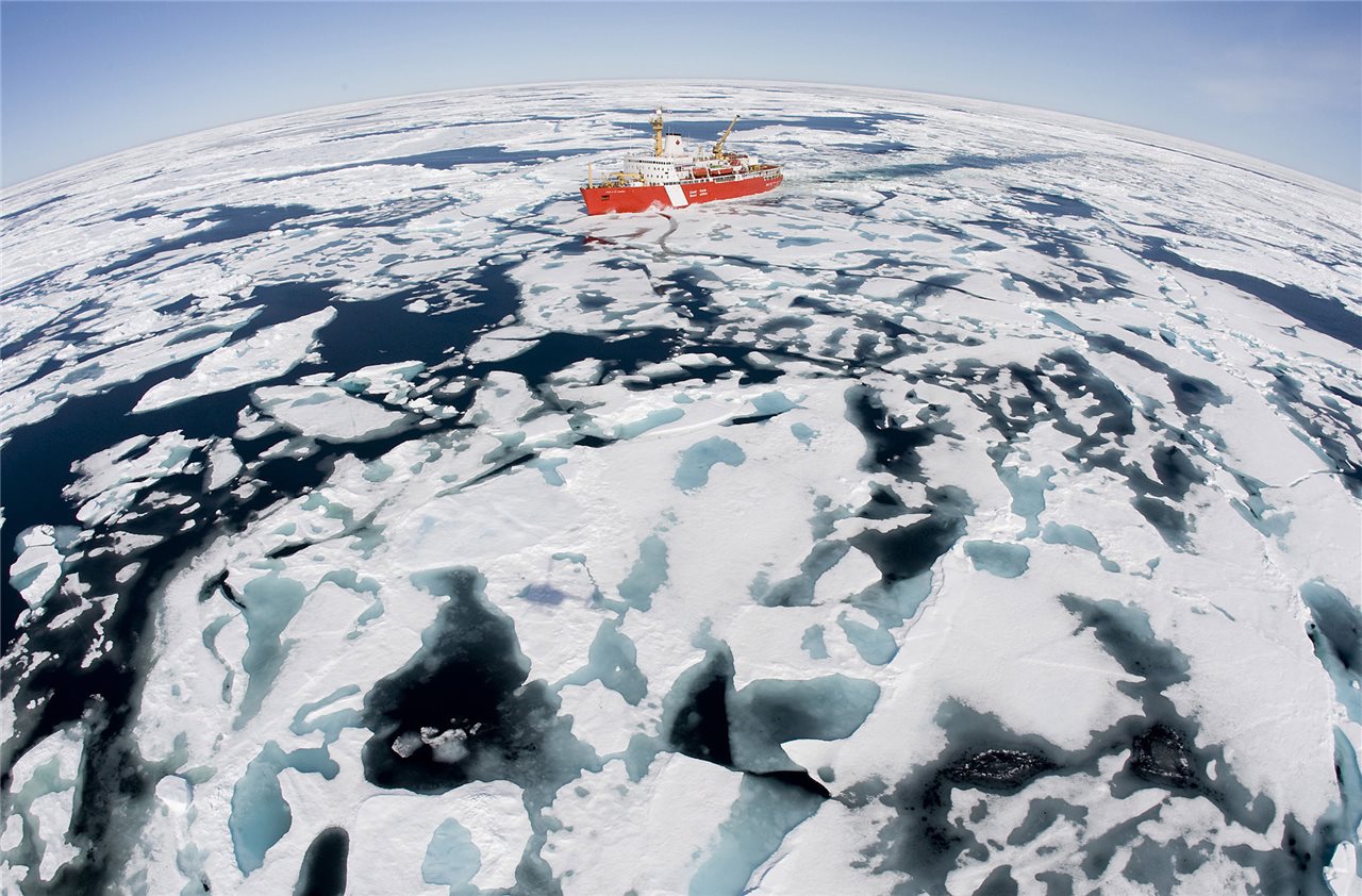 Un rompehielos canadiense en océano Ártico