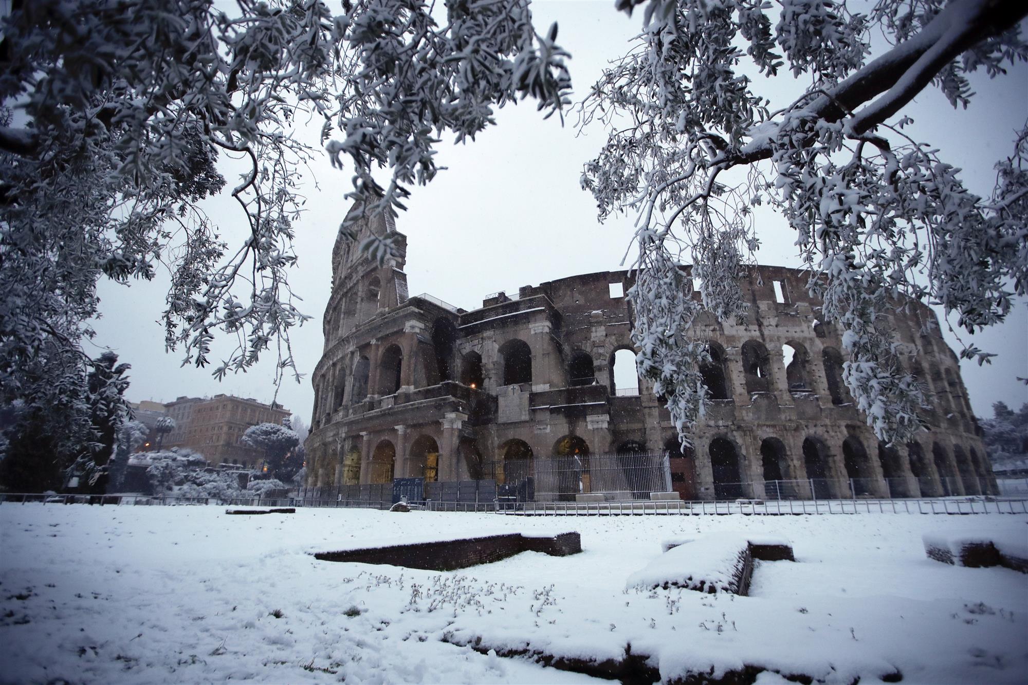 Roma: cubierta de nieve y solitaria