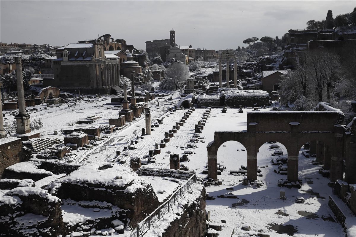 Roma: cubierta de nieve y solitaria