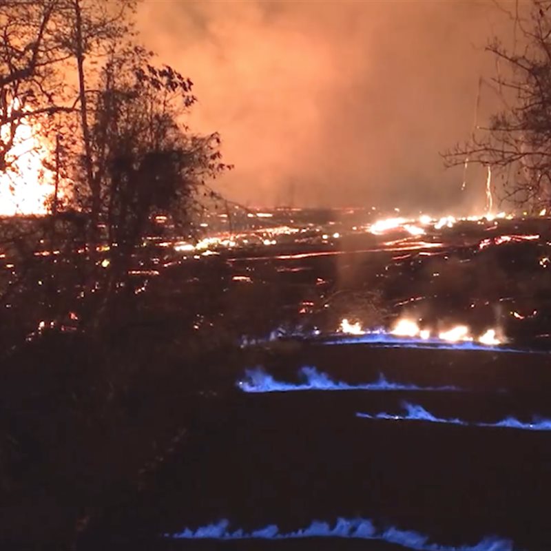 Las curiosas llamas azules de la erupción del volcán Kilauea de Hawái