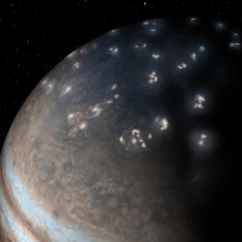 En Júpiter hay rayos como en la Tierra pero se producen en las regiones polares