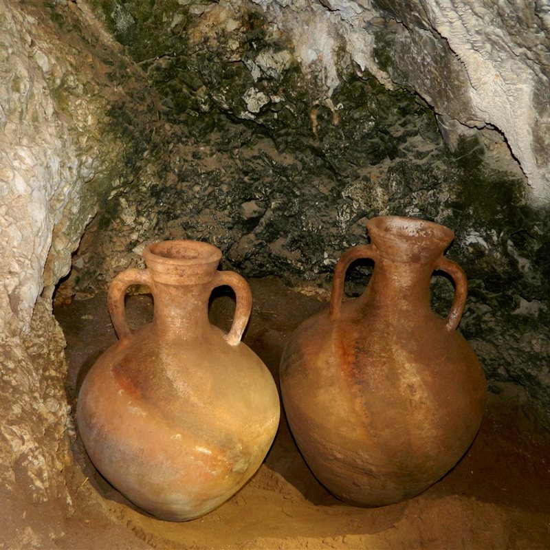 Hallazgo de vasijas intactas de hace más de 2.000 años en una cueva al norte de Israel