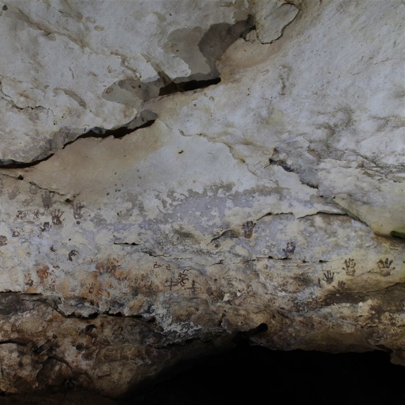 Pinturas rupestres de los antiguos mayas en una cueva subterránea de Yucatán