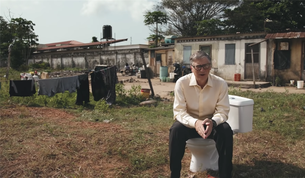 Bill Gates presentando sus proyectos para conseguir una solución a los problemas de higiene en el mundo
