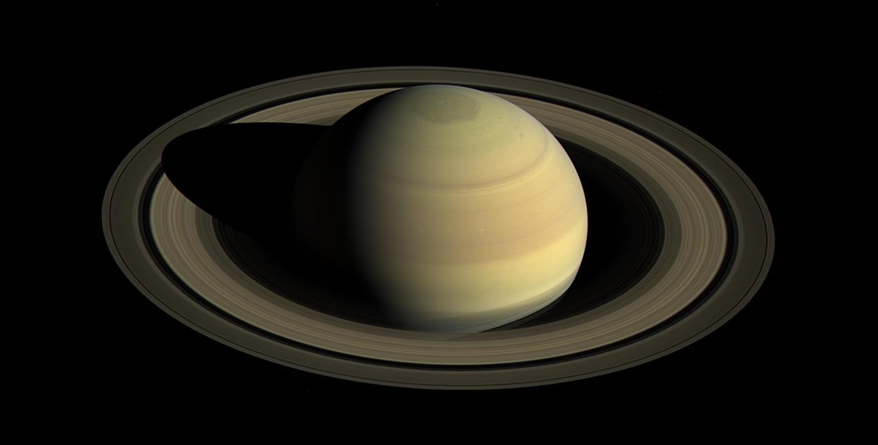 Polo norte de Saturno y sus anillos