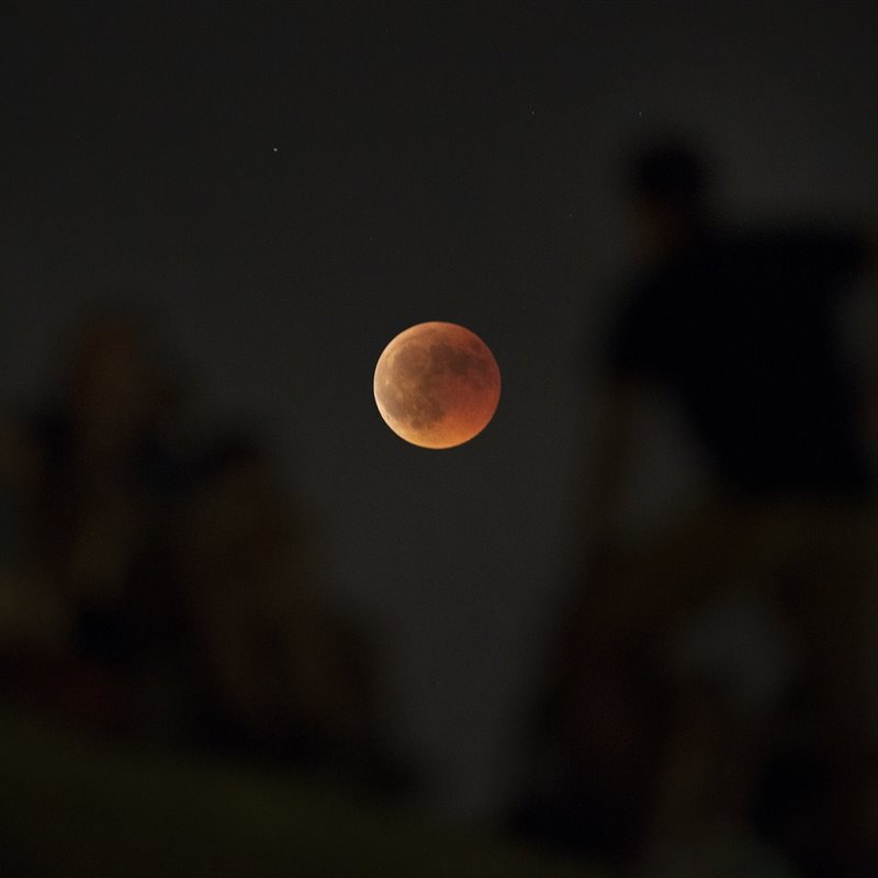 Una superluna de sangre durante el eclipse lunar total del 21 de enero de 2019