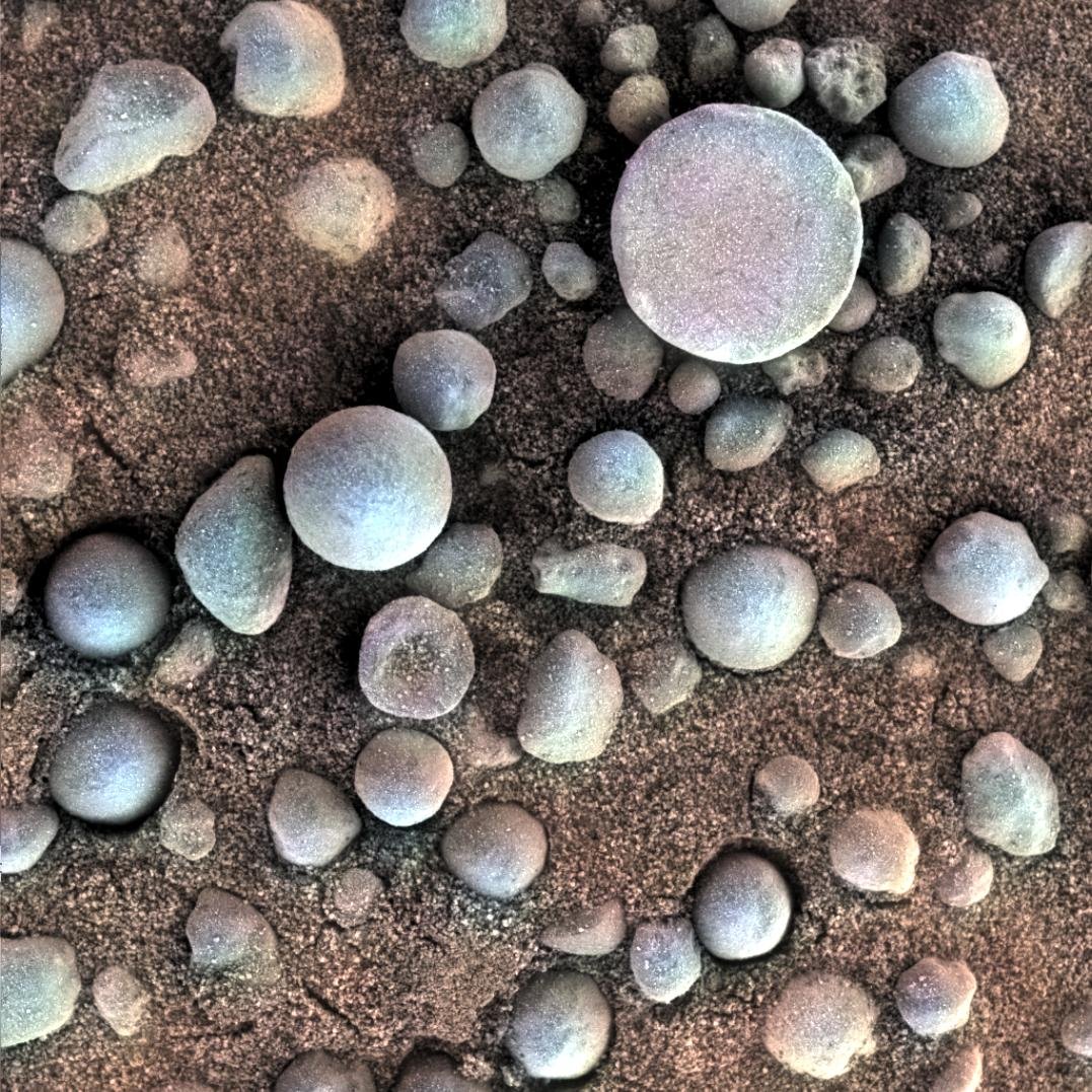 opportunity3. Esférulas marcianas cerca del cráter Fram, en abril de 2004