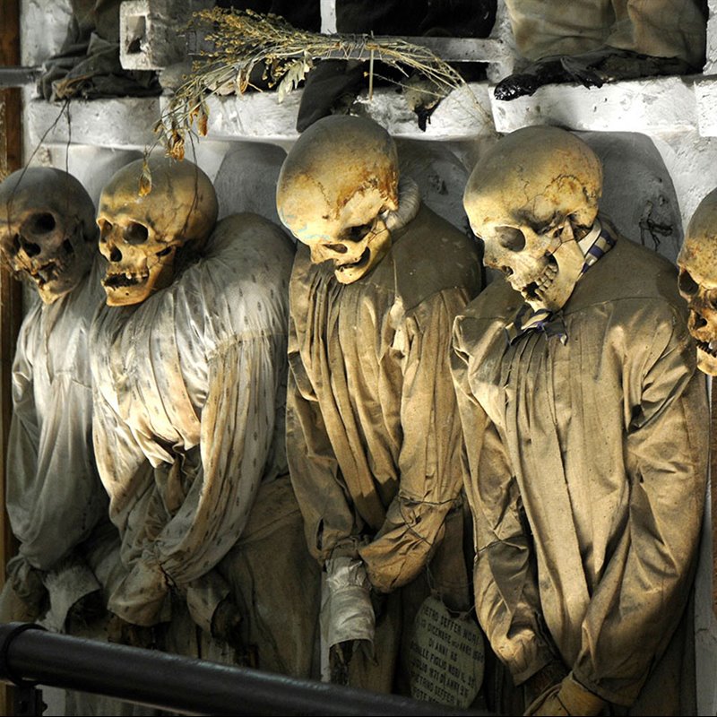 Las momias ocultas en las catacumbas de Palermo