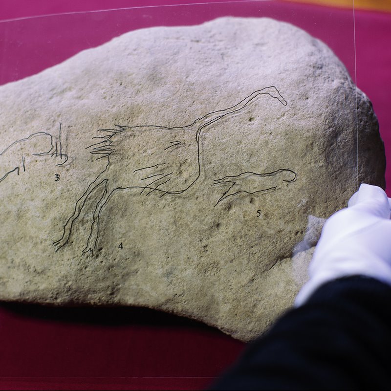 Descubren una piedra con un importante grabado de hace 12.500 años