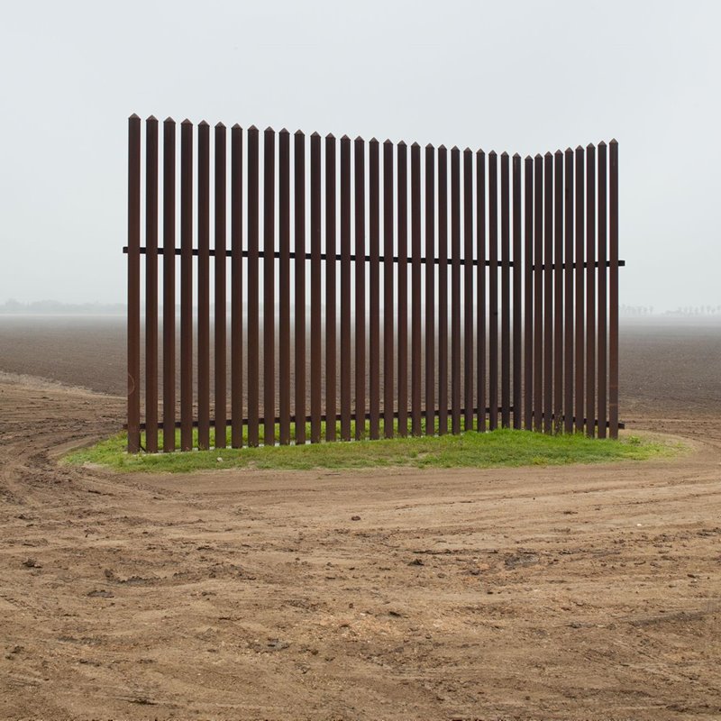Fotos surrealistas de los muros que dividen México y Estados Unidos