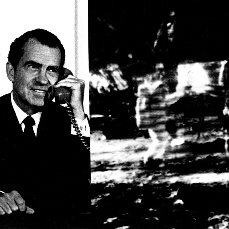 El Presidente Richar Nixon telefonea a Armstrong en la Luna