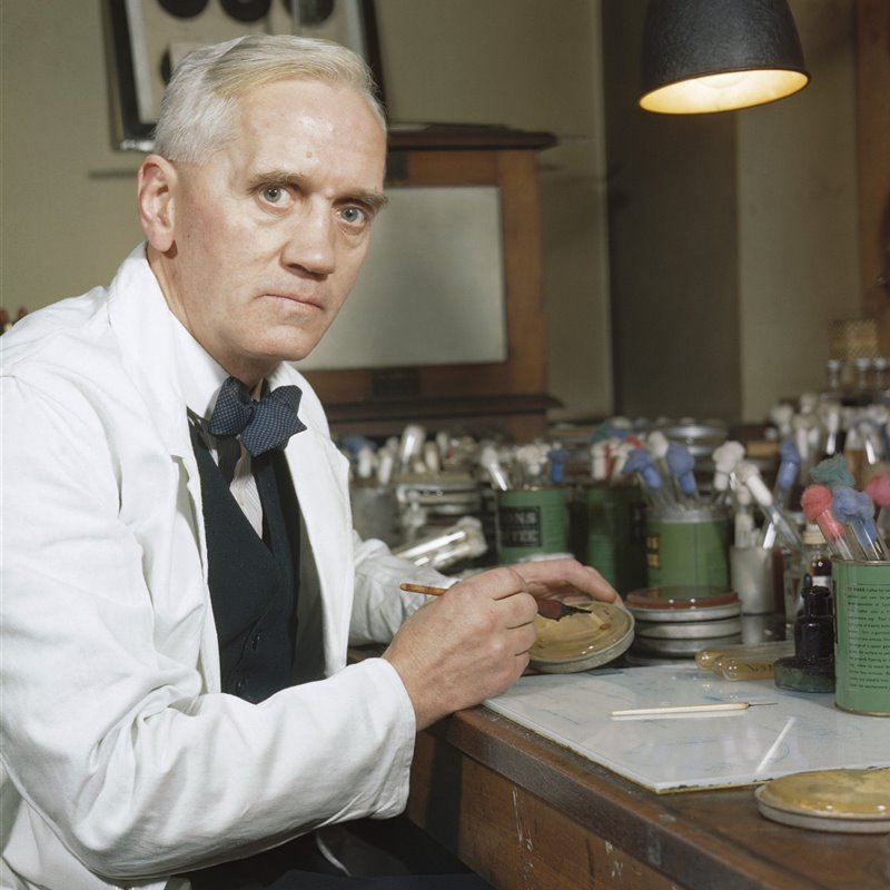 Alexander Fleming investigando en su laboratorio