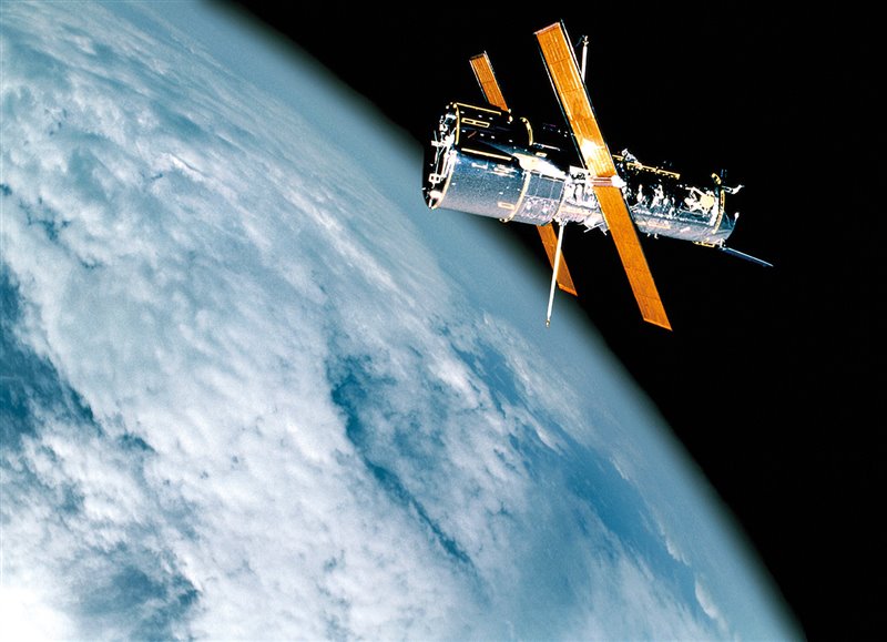 El Telescopio Espacial Hubble sitúa su órbita a unos 540 kilómetros de la Tierra.