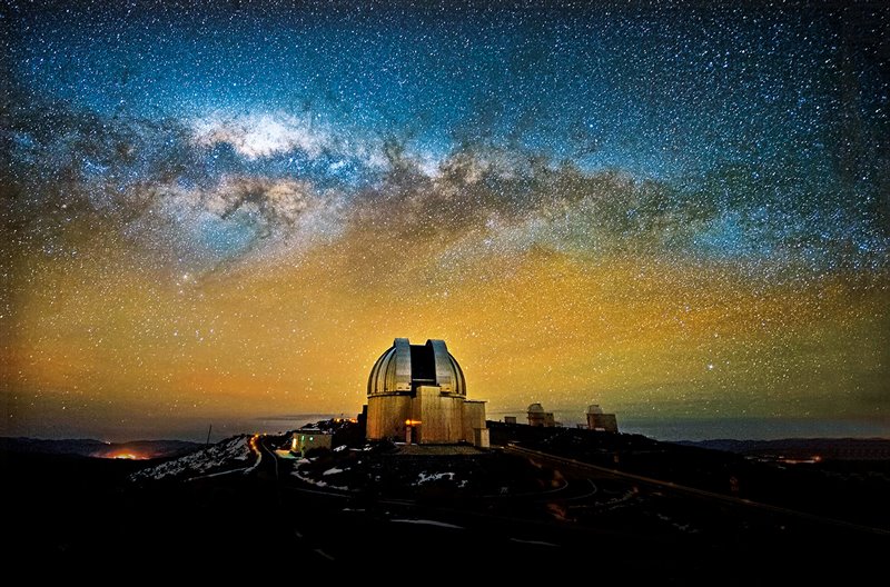 El telescopio MPG de 2,2 metros de diámetro se encuentra en el observatorio La Silla del European Southern Observatory, en el desierto de Atacama, Chile. 