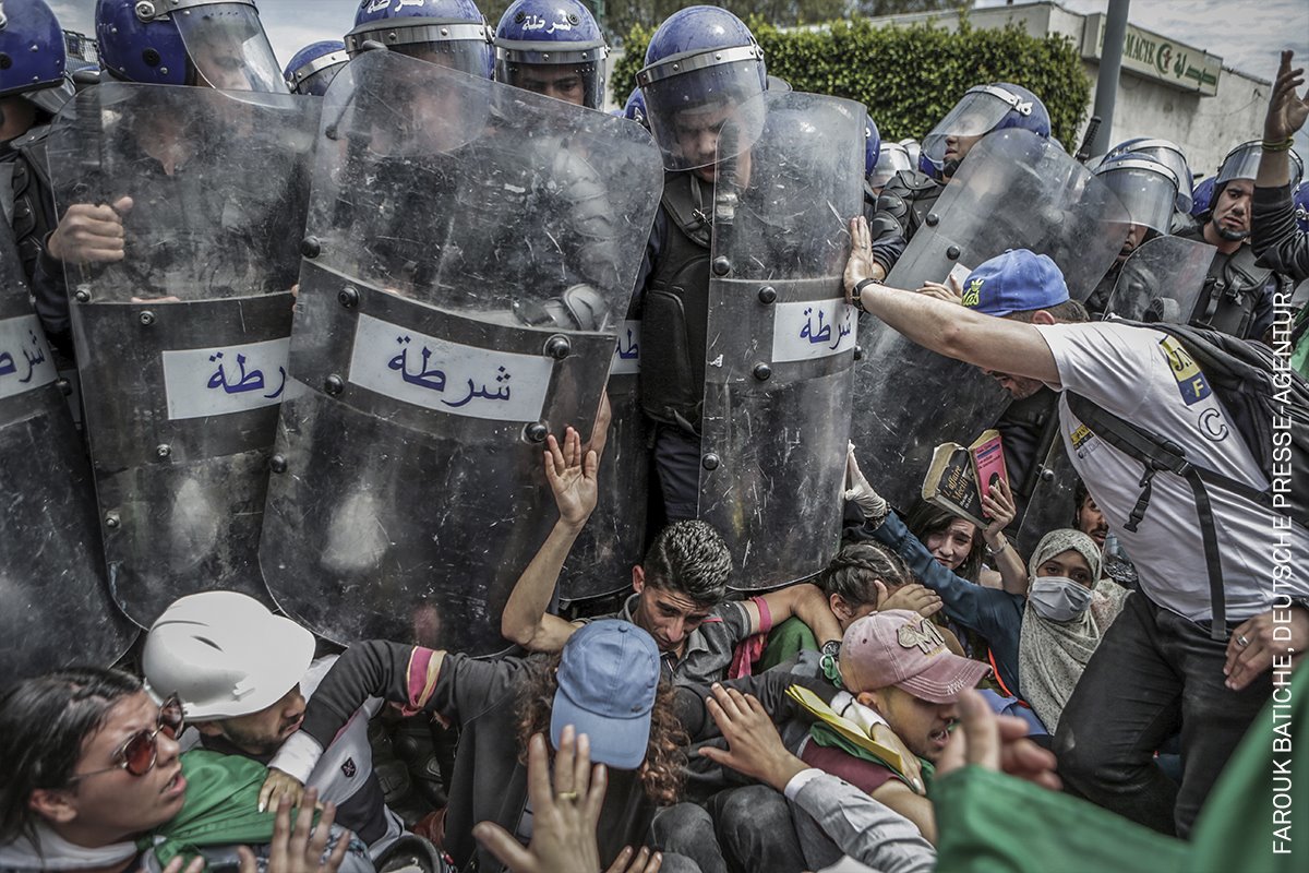 Clash with the Police During an Anti-Government Demonstration (Choque con la policía durante una manifestación antigubernamental)