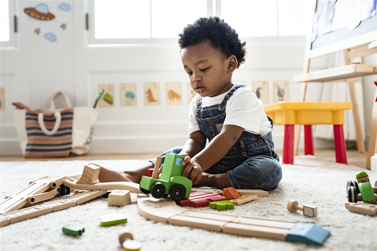 Los juguetes de madera son una alternativa muy común para reducir el uso de plástico con bebés.