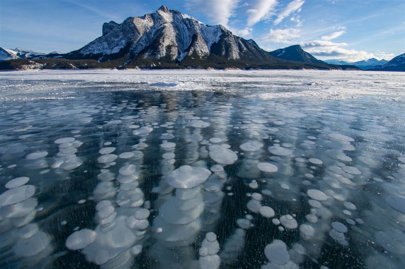 Burbujas de metano congeladas en el lago Abraham, Canadá.