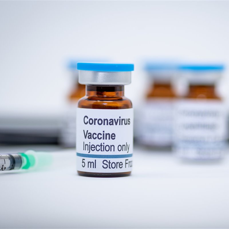 La receta de las vacunas normalmente incluyen adyuvantes, compuestos que favorecen la inducción de una respuesta más fuerte frente al antígeno.