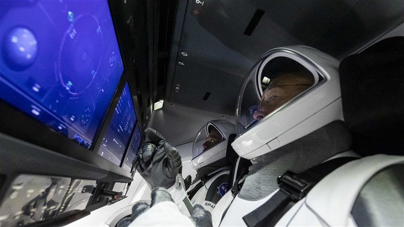 Behnken y Hurley, una vez en órbita, probarán varios sistemas de control de la Crew Dragon.